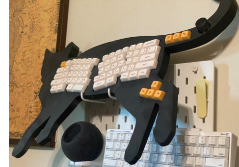 A cat shaped keyboard and mouse

Description automatically generated